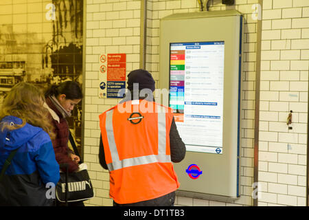 Londres, Royaume-Uni. 6e février 2014. RMT et CNTS syndicats en grève les 1000 suppressions d'emplois par le métro de Londres Ltd, Londres. Vu dans la photographie est un membre de l'équipe de gestion fournissant des informations pour les voyageurs à la station de métro Elephant and Castle, Londres, Royaume-Uni. Credit : Harishkumar Shah/Alamy Live News Banque D'Images