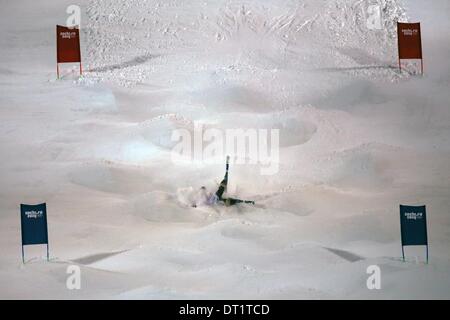 Sochi, Russie. 6e février 2014. La skieuse acrobatique Laura Grasemann d'Allemagne tombe pendant une séance de qualification au Jeux Olympiques de 2014 à Sotchi, Russie, Krasnaya Polyana, 06 février 2014. Les Jeux olympiques de Sotchi 2014 exécuté à partir de 07 au 23 février 2014. Photo : Fredrik von Erichsen/dpa/Alamy Live News Banque D'Images