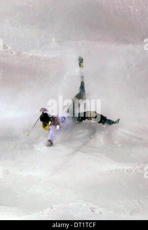 Sochi, Russie. 6e février 2014. La skieuse acrobatique Laura Grasemann d'Allemagne tombe pendant une séance de qualification au Jeux Olympiques de 2014 à Sotchi, Russie, Krasnaya Polyana, 06 février 2014. Les Jeux olympiques de Sotchi 2014 exécuté à partir de 07 au 23 février 2014. Photo : Fredrik von Erichsen/dpa/Alamy Live News Banque D'Images