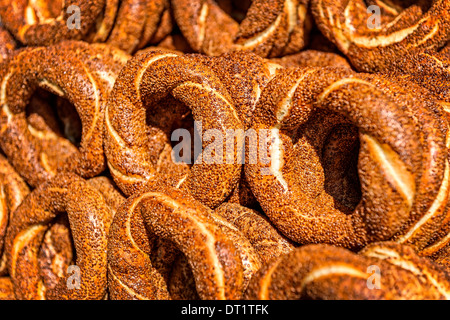 Simit est le plus populaire de l'alimentation de rue à Istanbul, Turquie. C'est un pain circulaire décoré de graines de sésame. Banque D'Images