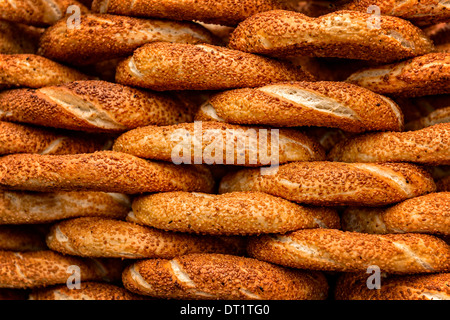 Simit est le plus populaire de l'alimentation de rue à Istanbul, Turquie. C'est un pain circulaire décoré de graines de sésame. Banque D'Images