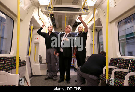Derby, Royaume-Uni. 6e février 2014. Le député Patrick Rt visites McLoughlin Bombardier au Derby après leur nomination d'une â€1bn contrat pour fournir des trains pour le projet traverse Londres. Credit : Joanne Roberts/Alamy Live News Banque D'Images