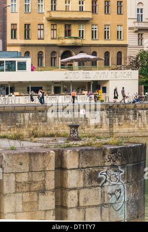 Tel aviv beach restaurant lounge sur la rive du canal du Danube, vienne, autriche Banque D'Images