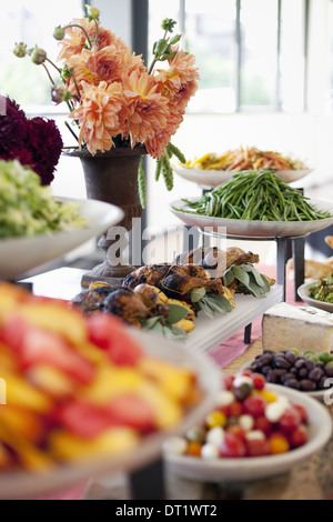 Salades préparées bio Légumes et fruits sur la vaisselle Banque D'Images