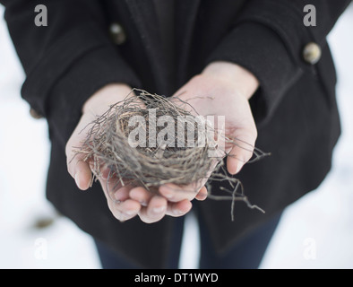 Woman Holding Bird's Nest Banque D'Images