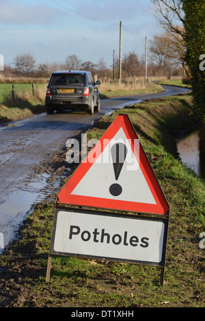 Quatre roues motrices véhicule passant panneau d'avertissement de poule sur les routes de campagne, france Banque D'Images