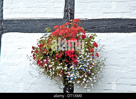 Arrangement de fleurs sur une maison à colombages à Dorchester-on-Thames, Oxfordshire, England, UK. Banque D'Images