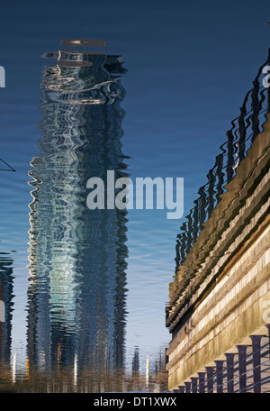 Réflexions d'inversé Number One Tower apartment blocks, rouge à lèvres, en janvier Banque D'Images