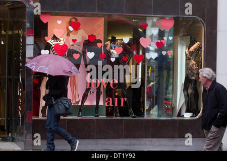 London UK. Le 6 février 204. Une vitrine dans Oxford street décoré de cœurs comme les magasins de détail à se préparer pour la Saint-Valentin qui est associé avec l'amour romantique en décorant avec devantures windows Crédit : coeurs amer ghazzal/Alamy Live News Banque D'Images