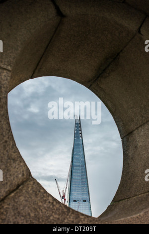 Le Shard vu à travers une lacune dans Southwark Bridge. Londres. Banque D'Images