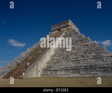 Le Mexique, du Yucatan, Chichen Itza, Maya El Castillo 'à l'ouverture du puits de Itza', pyramide construite dans le culte du dieu de la pluie Maya. Banque D'Images