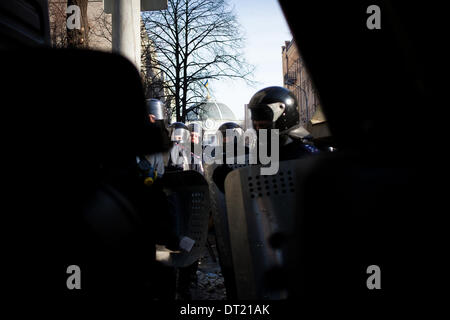 Kiev, Ukraine. Feb 6, 2014. Les agents de police antiémeute montent la garde devant le bâtiment du parlement, vu en arrière-plan avec le drapeau national ukrainien au sommet, que des manifestants anti-gouvernement un stade à proximité de mars le 6 février 2014 à Kiev. Les États-Unis le 6 février 2014 a été d'appuyer sur l'Ukraine à la fin de ses deux mois de crise après que la Russie a mis en garde contre son voisin en difficulté sur le plan économique qu'il risquait de perdre un renflouement de 15 milliards de s'occuper de Moscou. Photo par Emeric Fohlen/NurPhoto Crédit : Emeric Fohlen/NurPhoto ZUMAPRESS.com/Alamy/Live News Banque D'Images