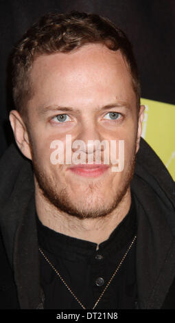 New York, New York, USA. 5e Mar, 2014. Singer DAN REYNOLDS d'IMAGINE DRAGONS assiste à l'arrivée à l'Amnesty International, "Les droits de l'Homme Home' concert tenu au Barclay's Center. Credit : Nancy Kaszerman ZUMAPRESS.com/Alamy/Live News Banque D'Images