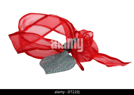 Ruban rouge avec gift tag et baies sur fond blanc Banque D'Images