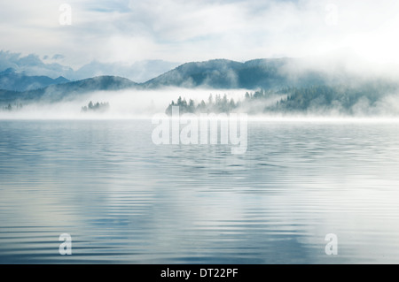 Un épais brouillard tôt le matin sur un lac de montagne tôt le matin du Yazevoe dans le lac montagnes de l'Altaï, au Kazakhstan Banque D'Images