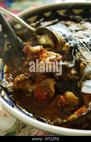 Gâteau avec de l'agneau et aubergines grillées Banque D'Images