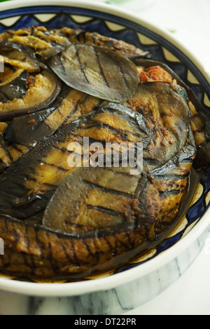 Gâteau avec de l'agneau et aubergines grillées Banque D'Images