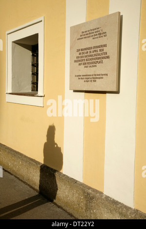 Plaque commémorant l'bookburning nazie de 1938, Residenzplatz, Salzbourg, Autriche. Banque D'Images