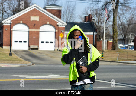Washington, District of Columbia, US, USA. Feb 6, 2014. Un enfant prend une photo d'une conférence de presse par la famille de 77 ans, Medric Cecil Mills Jr. ''" connu sous le nom de 'Gaga'' à des amis''"exige que le District de Columbia d'incendie et d'urgence médicale Les ministères seront tenus responsables pour refuser les appels répétés de l'aider après qu'il ait eu une crise cardiaque pas d''une station d'incendie le 25 janvier. Mills, un employé municipal, est mort quelques minutes après avoir fait un arrêt cardiaque, le temps que sa famille a dit pourrait avoir été utilisé pour sauver sa vie. Les avocats de la famille réclament des changements à la ville. Banque D'Images