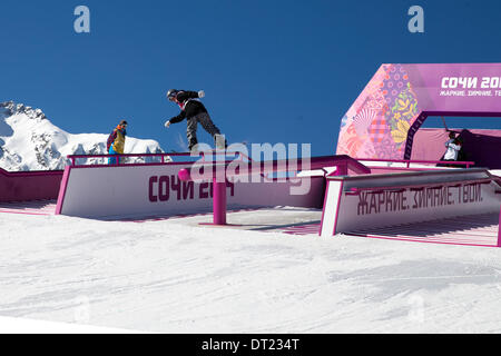 Sochi, Russie. 6e février 2014. Rosa Khutor, la Russie aux Jeux Olympiques d'hiver Sotchi 2014. Feb 06, 2014. Ville Paumola pendant les Jeux Olympiques d'hiver de 2014 qualifications Slopestyle snowboard : Action Crédit Plus Sport/Alamy Live News Banque D'Images