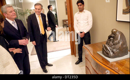 New Delhi, Inde. Feb 06, 2014. Gouvernement fédéral Le Président Joachim Gauck (L) et l'ambassadeur allemand Michael Steiner observer une piéta sculpture à New Delhi, Inde, 06 février 2014. Le chef de l'Etat allemand visite l'Inde pendant six jours. Photo : Wolfgang Kumm/dpa/Alamy Live News Banque D'Images