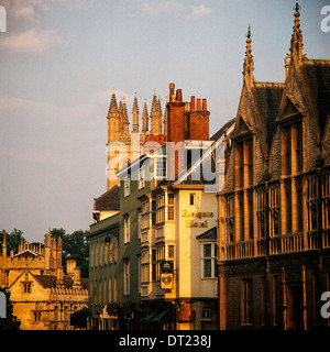 La grand-rue et Eastgate Hotel en centre-ville d'Oxford Banque D'Images