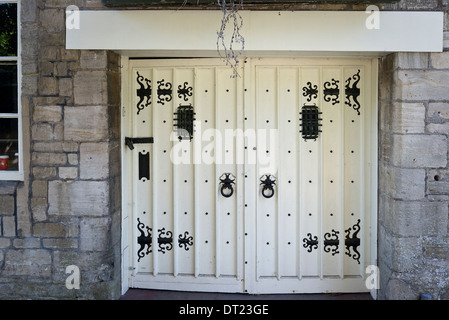 Portes de garage blanc décoré dans un Bradford on Avon town house UK Banque D'Images