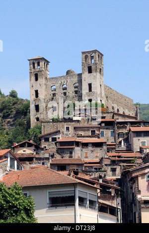 Le 15e siècle le Château des Doria et pont médiéval sur la rivière nervia, dolceacqua village Banque D'Images