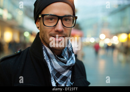 Portrait de mode homme street, sur fond de la ville floues Banque D'Images