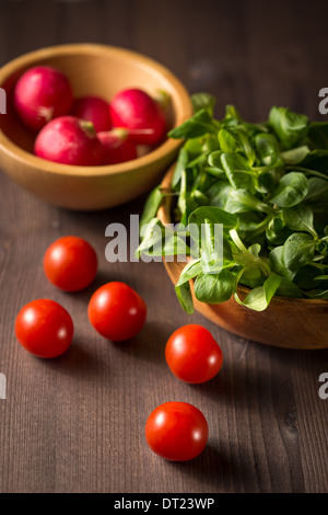 Tomates cerise, radis et laitue Banque D'Images