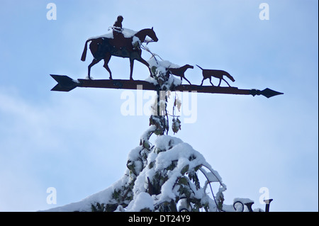 Chasseur et chiens de girouette couvertes de neige Banque D'Images