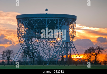 Le télescope de Jodrell Bank au coucher du soleil, près de Holmes Chapel, Cheshire, England, UK Banque D'Images