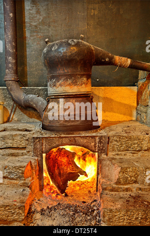 Chaudron traditionnel pour la distillation Raki ('rakokazano') dans le village de Fourni, Municipalité d'Agios Nikolaos, Lassithi, Crète, Grèce Banque D'Images