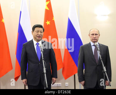 Sochi, Russie. Feb 6, 2014. Le président chinois Xi Jinping (L) et le président russe Vladimir Poutine, prendre part à une vidéoconférence avec les commandants des navires de la marine russe et chinois escortant le transport des armes chimiques de la Syrie à Sotchi, Russie, le 6 février 2014. Credit : Lan Hongguang/Xinhua/Alamy Live News Banque D'Images