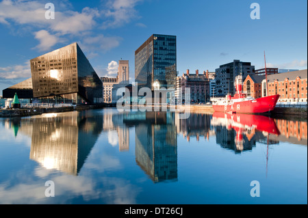 Appartements modernes, le Mersey Bar Lightship & Waterfront Buildings, Canning Dock, Liverpool, Merseyside, England, UK Banque D'Images