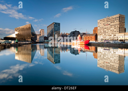 Appartements modernes, le Mersey Bar Lightship & Waterfront Buildings, Canning Dock, Liverpool, Merseyside, England, UK Banque D'Images