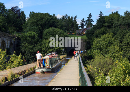 Un bateau étroit traverse l'Aqueduc Chirk Banque D'Images