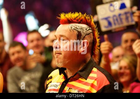 Liverpool, Royaume-Uni. Feb 06, 2014. Peter Wright en action pendant le premier tour de la Premier League Darts de l'Echo Arena. Credit : Action Plus Sport/Alamy Live News Banque D'Images