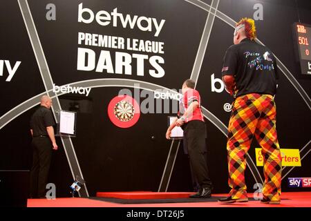 Liverpool, Royaume-Uni. Feb 06, 2014. Wes Newton en action pendant le premier tour de la Premier League Darts de l'Echo Arena. Credit : Action Plus Sport/Alamy Live News Banque D'Images