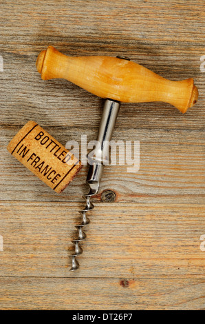 Vintage ancien tire-bouchon et wine cork avec l'inscription en bouteille en France Banque D'Images