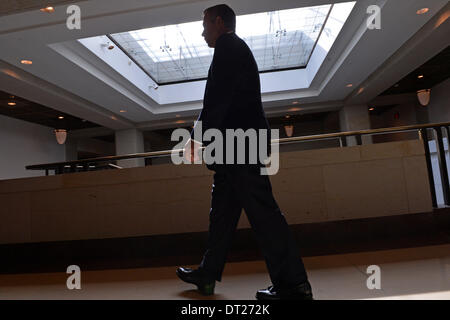 Washington DC, USA. Feb 6, 2014. Le Président de la Chambre des représentants John Boehner (R-OH) promenades pour une conférence de presse sur la colline du Capitole à Washington DC, capitale des États-Unis, le 6 février 2014. Boehner a dit jeudi qu'il sera difficile d'adopter la loi sur l'immigration cette année. Credit : Zhang Jun/Xinhua/Alamy Live News Banque D'Images