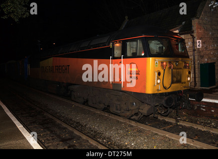 Class 56 (56105) s'arrête à la gare de Chirk avant d'inverser de nouveau dans Kronospan Banque D'Images