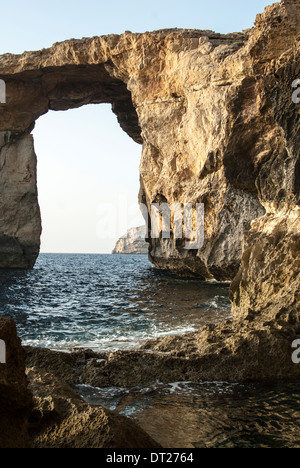 La fenêtre d'Azur, une arche naturelle dans les falaises à Dwejra, l'île de Gozo, Malte Banque D'Images