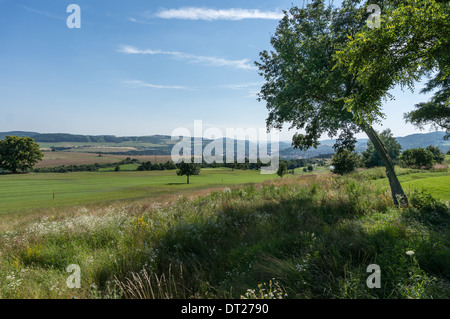 Une vue sur la campagne avec des collines au loin Banque D'Images