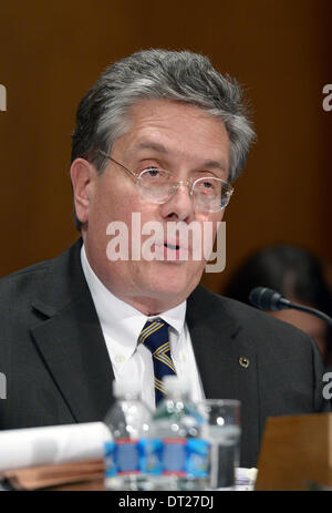 Washington DC, USA. Feb 6, 2014. Le contrôleur de la monnaie américaine Tom Curry témoigne devant le comité sénatorial des banques, du logement et des Affaires urbaines Comité durant une audience pour examiner la stabilité financière et la sécurité des données, sur la colline du Capitole à Washington DC, États-Unis, 6 février 2014. © Yin Bogu/Xinhua/Alamy Live News Banque D'Images