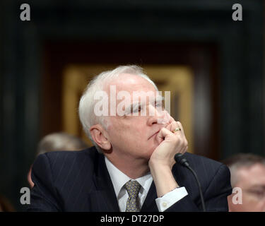 Washington DC, USA. Feb 6, 2014. La Réserve fédérale américaine Daniel Tarullo Gouverneur système écoute avant le Comité sénatorial des banques, du logement et des Affaires urbaines Comité durant une audience pour examiner la stabilité financière et la sécurité des données, sur la colline du Capitole à Washington DC, États-Unis, 6 février 2014. © Yin Bogu/Xinhua/Alamy Live News Banque D'Images