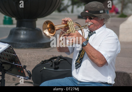 Street musician playing trumpet Québec Banque D'Images