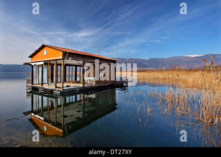 Bar flottant abandonnés dans le lac Vegoritis (ou 'Vegoritida'), à proximité de Arnissa ville, Pella, en Macédoine, en Grèce. Banque D'Images