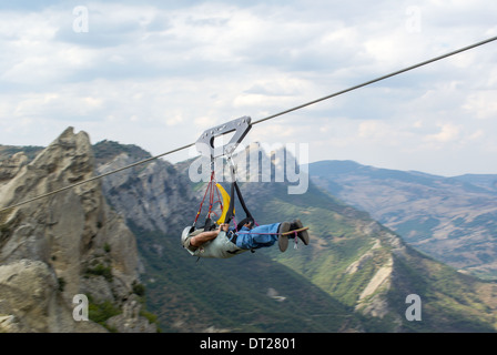 Zip wire il volo del angelo homme battant sur zip wire Banque D'Images