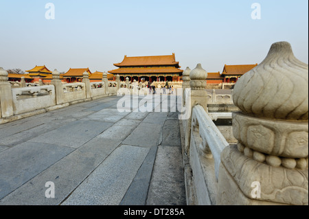 En ponts sur le Ruisseau d'or et la porte de l'harmonie suprême dans la Cité Interdite. Beijing. La Chine. Banque D'Images